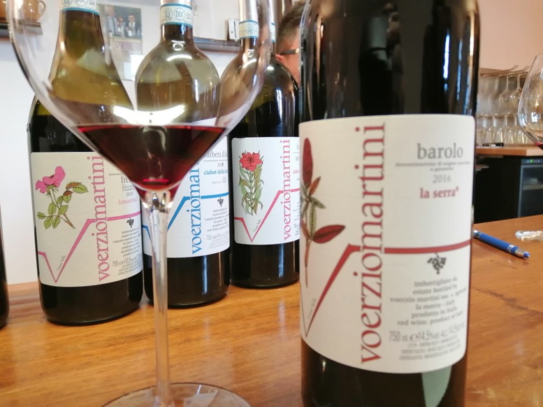 VOERZIO MARTINI, LA CANTINA DEI PROFUMI Il Barolo La Serra attende Il Cerequio