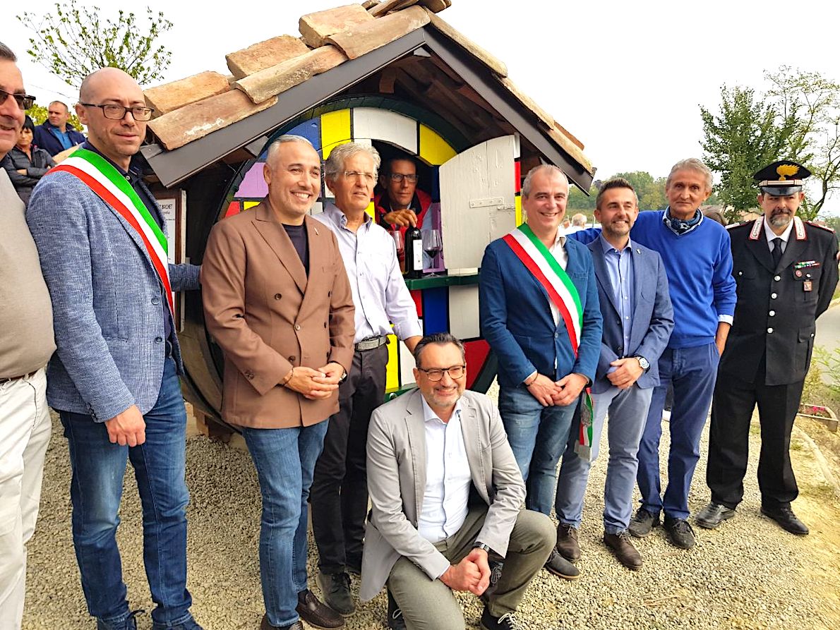 BOTTE “BRICHET TRIBUTO A MONDRIAN” AD AGLIANO TERME. Il Vicepresidente della Regione Piemonte Inaugura il Capolavoro di Ferraris & Giovo nei Paesaggi Unesco